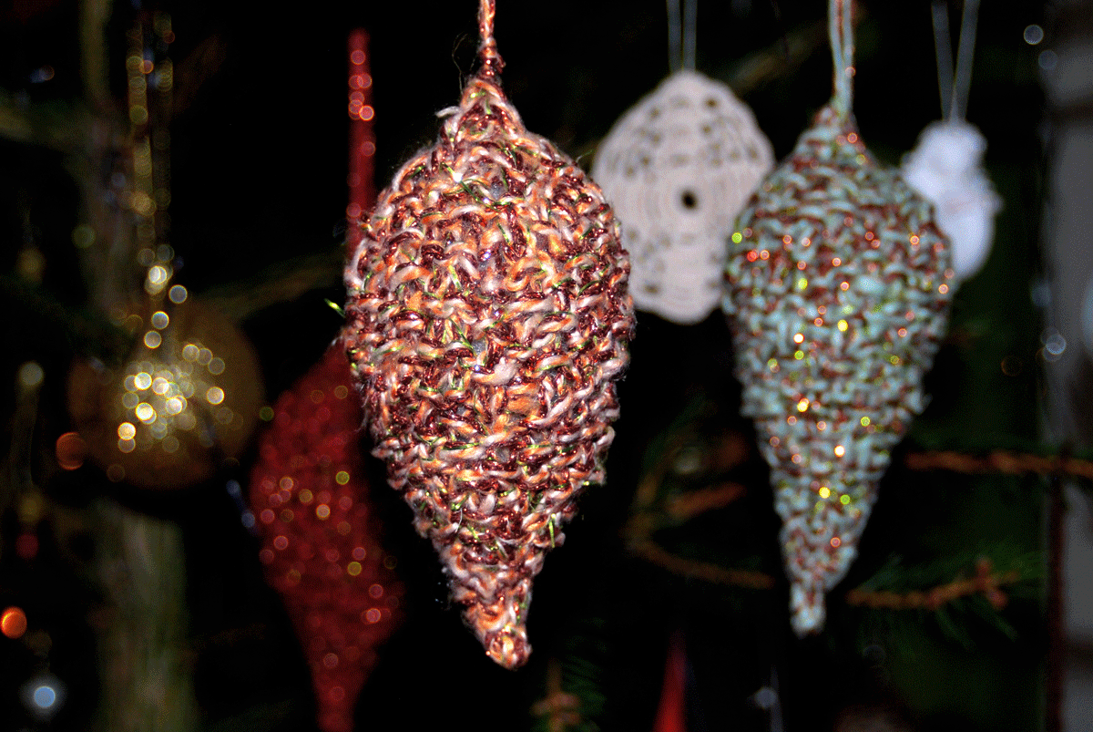 Knitted-pinecones-ornaments-for-Christmas-tree_by-Marie-Ledendal-House-of-Helmi_fre-knitting-pattern_0103